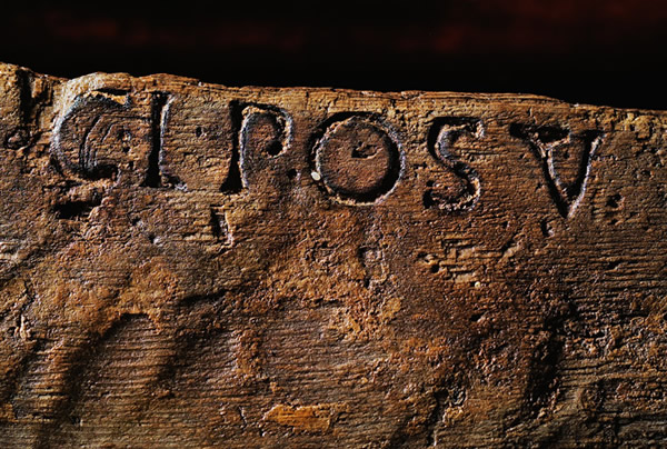 ����ƽ̹�ײ�����ľ���Ƴɣ����������ʳ��������ɼ���ɡ����Ҵ��Դ�Լ1700����​​�ӹ̶���ֻ�д�β��һ���ֱ���ˮ����ˡ���һƬľ���ϵ���