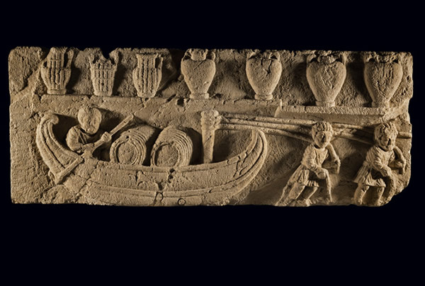 �����Ԫ2���ͻ�3���͵�ǳ��������������������¬��������Σ��ԺӴ�װ�أ�����һ�����˷��������Ρ� Photograph by R��mi B��nali; Mus