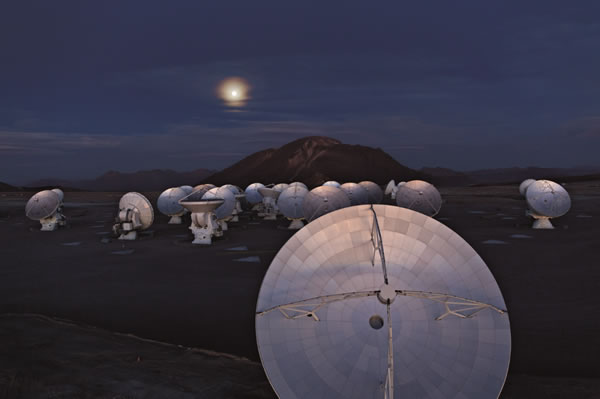 在智利阿塔卡玛沙漠的高原,夕阳余晖洒落在组成「阿塔卡玛大型毫米及次毫米波阵列」(ALMA)的一部分天线上。 PHOTOGRAPH BY DAVE YODER