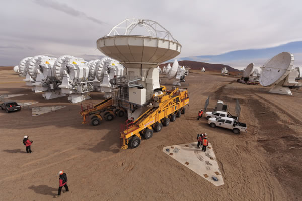 这组由25座天线组成的最后一座天线正运达置放点,全世界最大、造价最高,达13亿美元的陆基式天文望远镜也即将准备就绪。这项美国、欧洲及日本联合执行的计画将以前所未