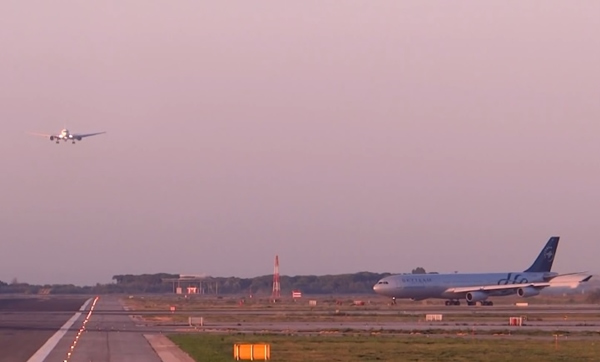 波音767客机(左)快将降落,A340客机(右)却准备穿越跑道。