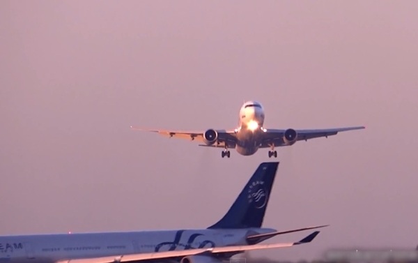 波音767客机(上)立即中止降落