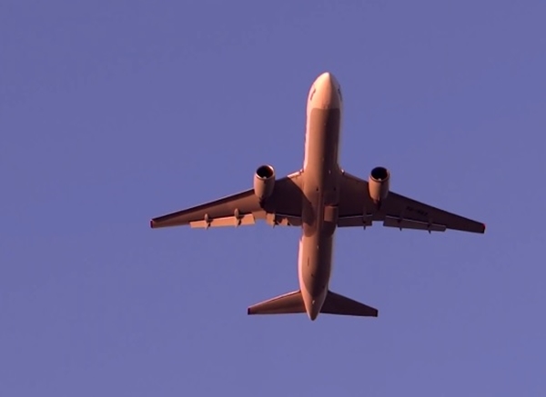 波音767客机加速抽高机头重飞