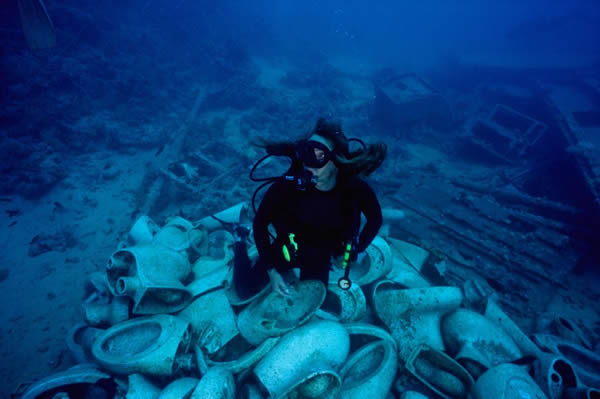 一名潜水夫调查弃置在海床上的一堆便桶。摄影:FLORIS LEEUWENBERG, THE COVER STORY/CORBIS