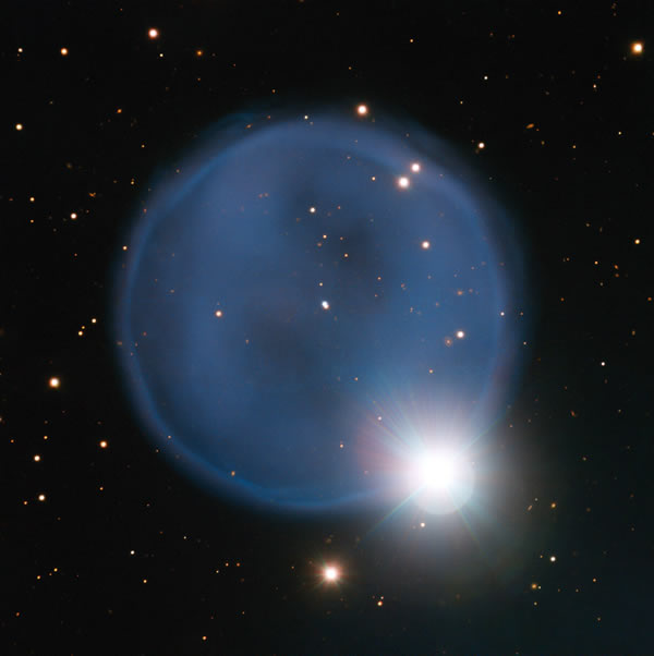 天文学家以架设于智利的「超大望远镜」捕捉到行星状星云Abell 33影像。这片星云是恒星年老后，将外层大气吹成一个美丽的蓝色气泡所致。很偶然地，星云和前景恒星排