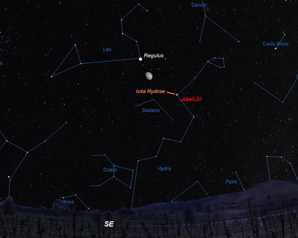 这幅星象图显示4月10号傍晚的月亮是介在较明亮的狮子座α（Regulus）和亮度微弱的长蛇座Iota Hydrae之间。而遥远的行星状星云Abell 33就坐落