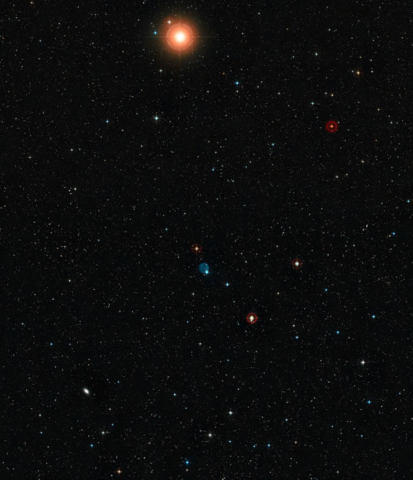 这张宽视场影像展现了在行星状星云Abell 33四周的夜空，Abell 33在接近图片中央处闪烁着鬼魅般地蓝色光环。另外也可看见许多亮度微弱的星系。图片上方的明
