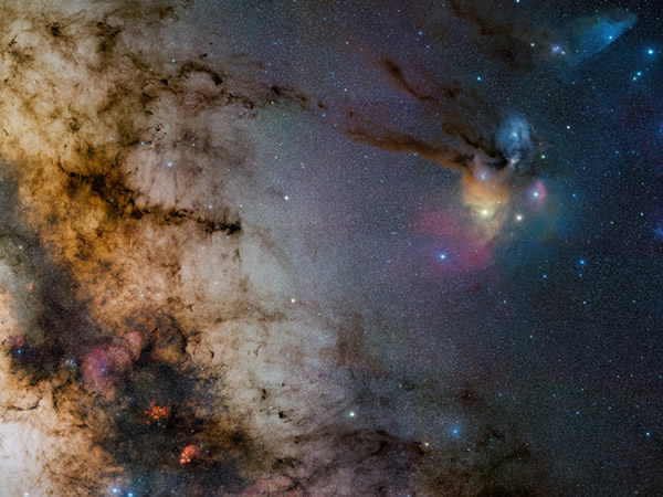 从业余天文望远镜看去，银河系中心满是尘埃，斜穿过天际，遮住了孕育新恒星的所在。这片尘埃后方，隐藏着我们星系中央的超大质量黑洞。 Photograph by St