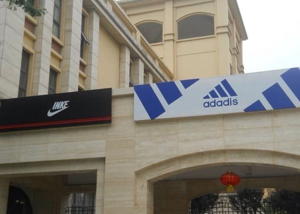 �Ĵ�ۯ���ϳɹ�·����ĳ¥�����̵�ɽկһ���֣�ī�Ϳˡ������ͽ���