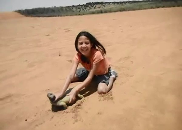 һ����������Ϊ��Ƭ����Ů��ץΣ�յĴ�β����