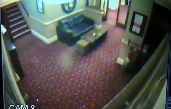 英国酒吧闹鬼:监控拍到一团白色烟雾从地板冒出后向上飘浮到天花板