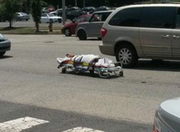 ����һ����ʬ������ʬ��·�л��о�������