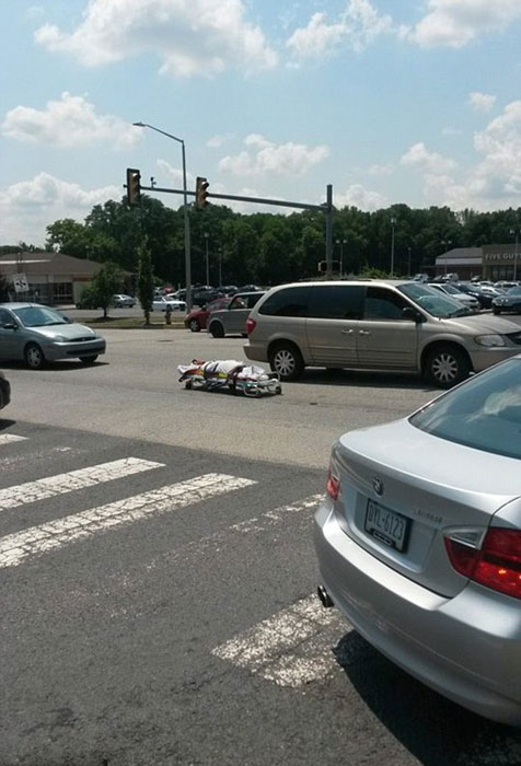 ����һ����ʬ������ʬ��·�л��о�������