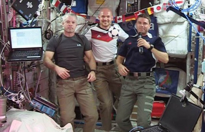 德国宇航员在空间站内穿上德国国家队队服为国家队打气