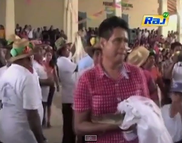 镇长捧着「新娘」一同共舞