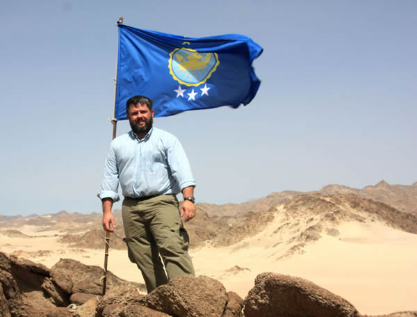 美国男子在无人沙漠插上国旗成立“北苏丹王国”只为女儿一句“想做公主”