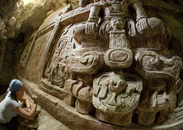 考古学家在埋藏于危地马拉贝登省地底的玛雅古城霍尔穆发现古老的灰泥雕刻壁饰