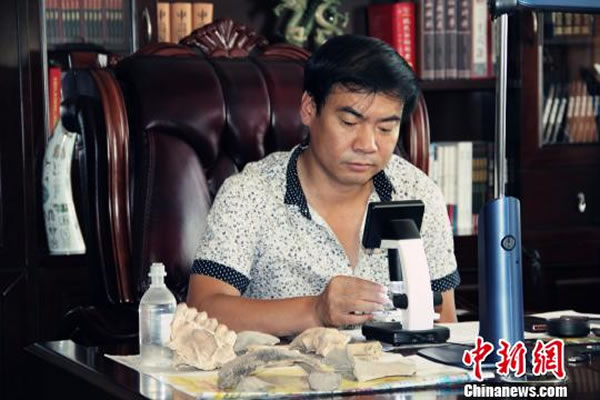 殷谦用仪器检测出土物品