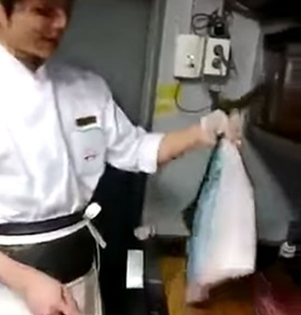 已经被切成两半鱼竟然还在不停挣扎