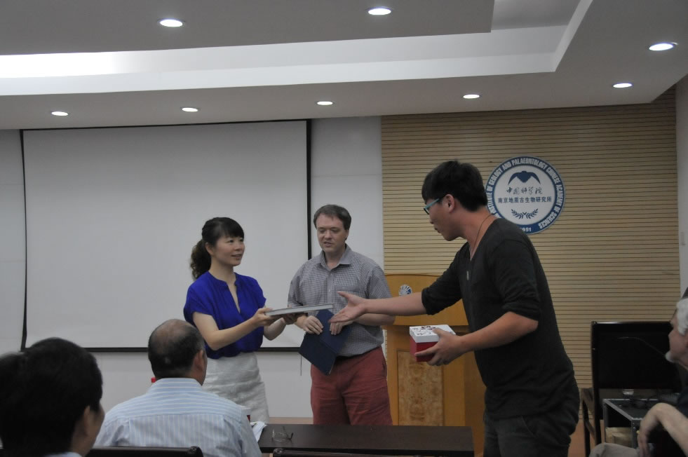 向优秀学员颁奖