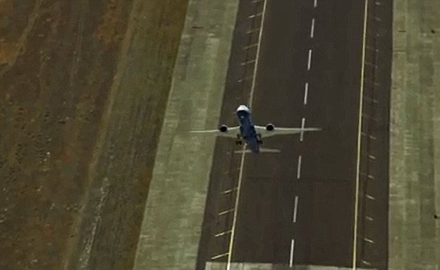 英国范保罗航展上美国波音787-9型客机模仿战斗机进行特技表演