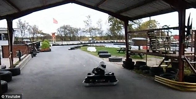 丹麦小男孩精湛的卡丁车倒车技术令无数人惊叹