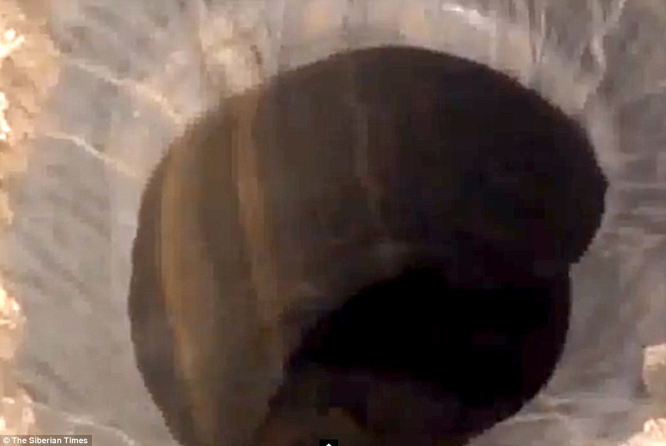 俄罗斯“世界末日”亚马尔半岛发现一个直径约80米的神秘深坑