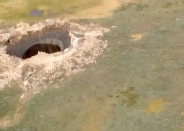 另有说法称巨洞被陨石击中后产生。