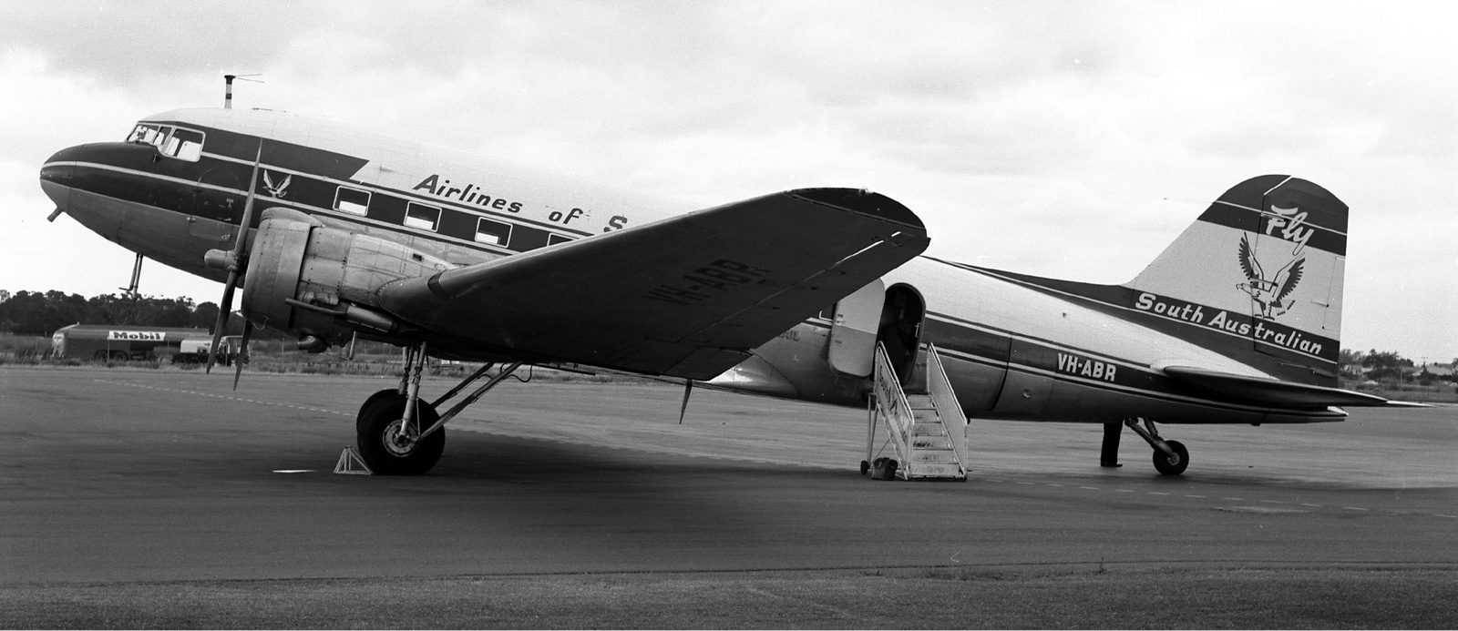 1942年3月3,由万隆飞往澳大利亚的PK-AFV被日本三菱A6M战斗机在临近目的地附近时击中。死了4个乘客,货运舱中价值约30万美元的钻石也不翼而飞。