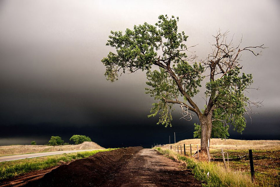 神秘的美军51区上空盘旋着一个形似UFO的超巨型风暴