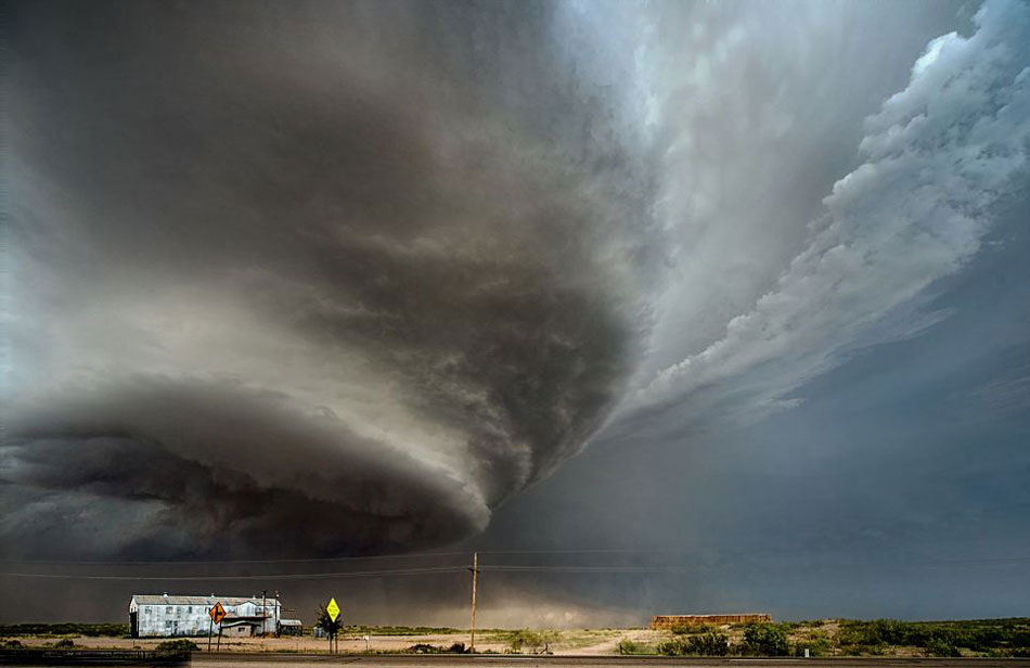 神秘的美军51区上空盘旋着一个形似UFO的超巨型风暴