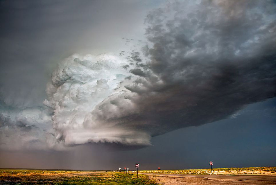 神秘的美军51区上空盘旋着一个形似UFO的超巨型风暴