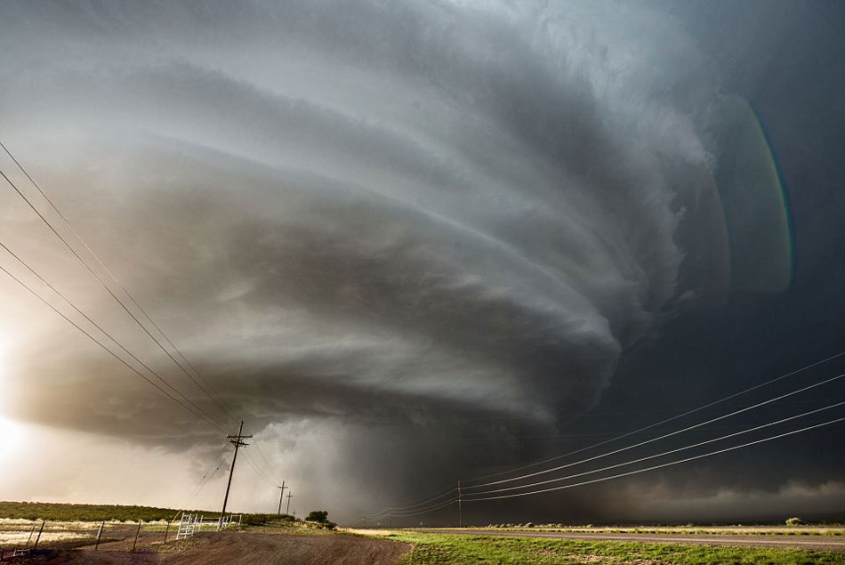 神秘的美军51区上空盘旋着一个形似UFO的超巨型风暴