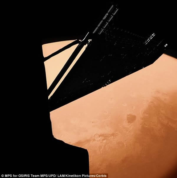 2007年2月25日,在罗塞塔飞船从火星附近飞过时拍摄的火星图像。这张图像是使用当时正搭载在罗塞塔飞船上的“菲莱”着陆器上的相机拍摄的,当时距离火星地面约100