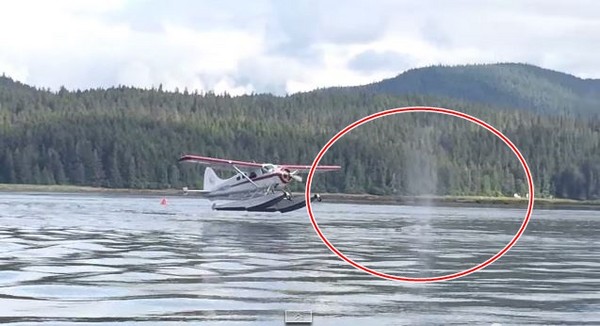 ��������˹����һ��ˮ�Ϸɻ�����ˮ��ʱ���ײ����ͷ��