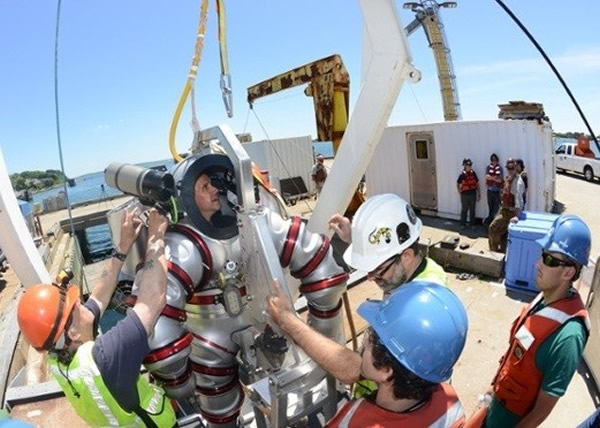 ������ѧ�������������Ӣ��ʽ��Ǳˮ��Exosuit