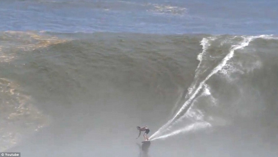 25岁美国小伙在墨西哥轻松征服巨浪