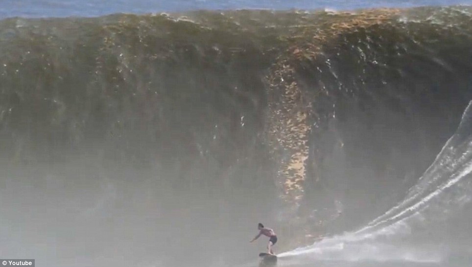 25岁美国小伙在墨西哥轻松征服巨浪