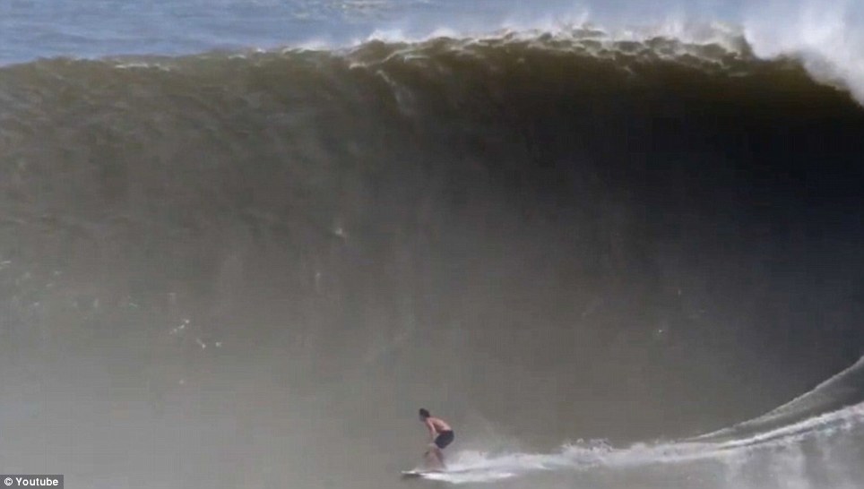 25岁美国小伙在墨西哥轻松征服巨浪