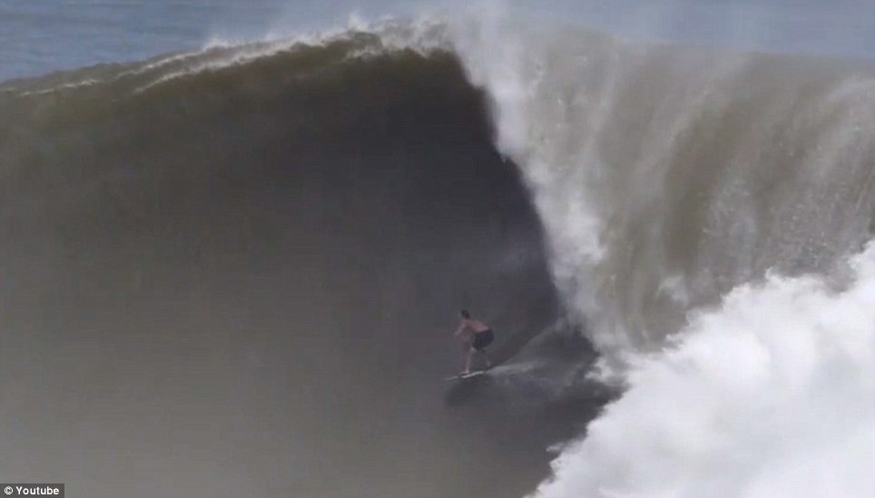 25岁美国小伙在墨西哥轻松征服巨浪