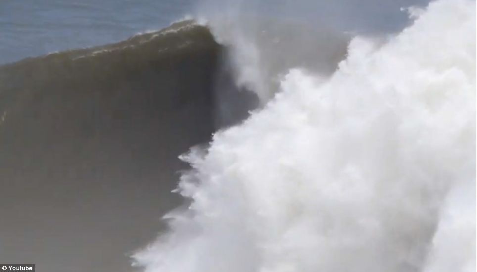 25岁美国小伙在墨西哥轻松征服巨浪