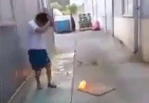 一名男子用铁锤猛力敲打手机电池,随后电池爆炸升空,变成火球坠落。