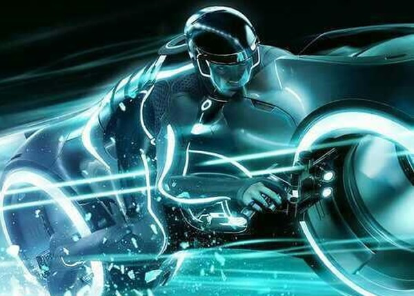 在电影中,“特隆”是一辆时速近200公里的超梦幻摩托车。