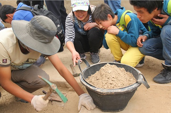 孩子们到访发掘现场