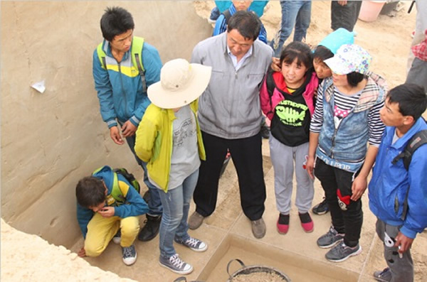 考古队员与孩子们互动