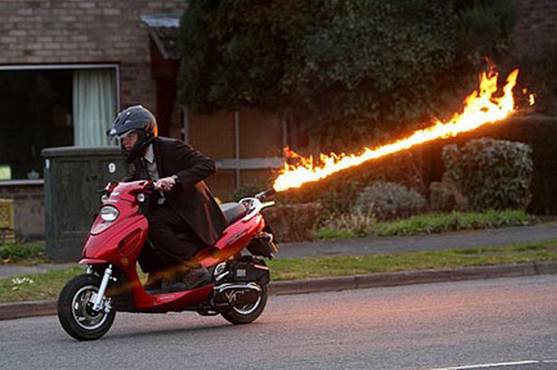 英国男子驾驶带火焰喷射器摩托车喷4.6米长火焰