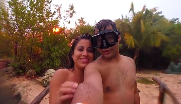 落雷击在2人后方不远处,画面全被手机录下。