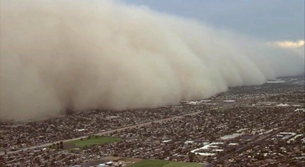 美国亚利桑那州凤凰城再受沙尘暴吹袭 “沙墙”达3千呎