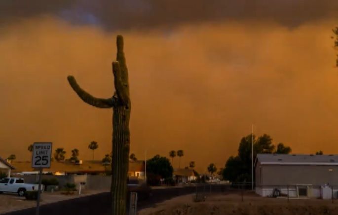 大片黄沙突然刮起,笼罩天空。