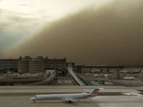飞进鳯凰城国际机场的航班受到沙尘暴影响。